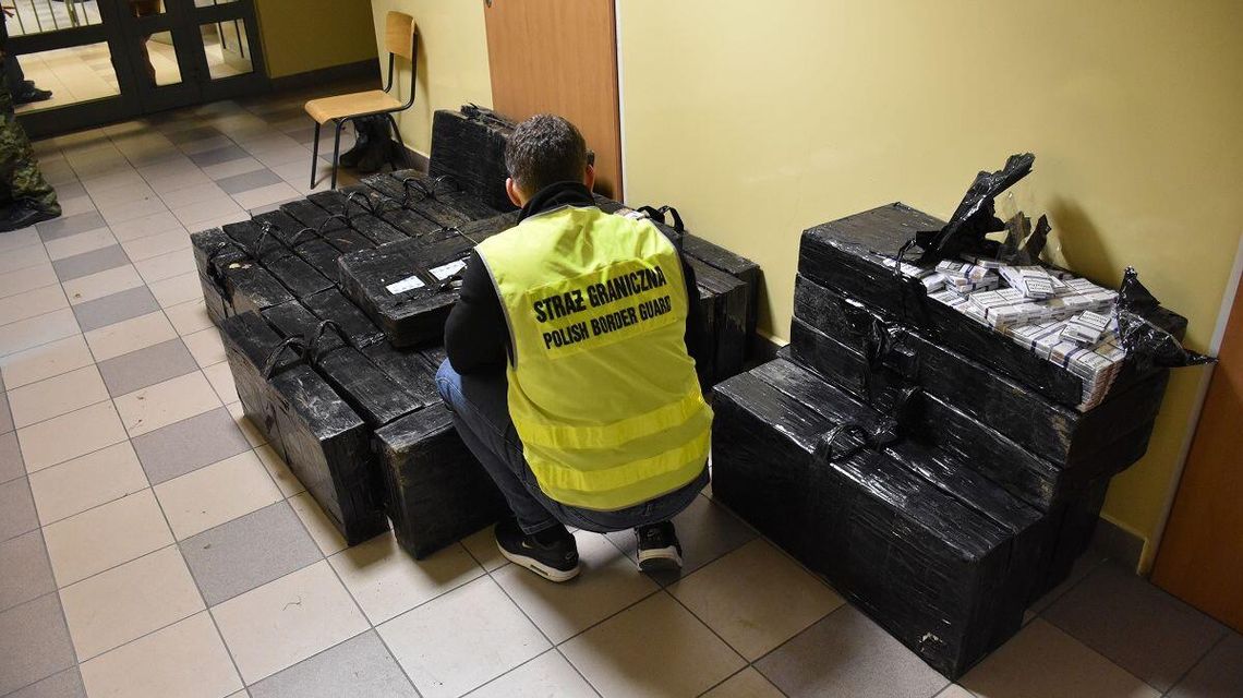 Wyrzucali kontrabandę z jadącego pociągu. Wpadli przy załadunku [zdjęcia]