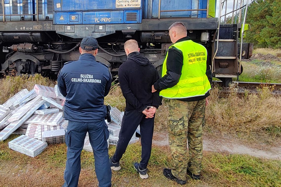 Wyrzucali papierosy z pociągu. Pościg i dwa zatrzymania Wyrzucali papierosy z pociągu. Pościg i dwa zatrzymania