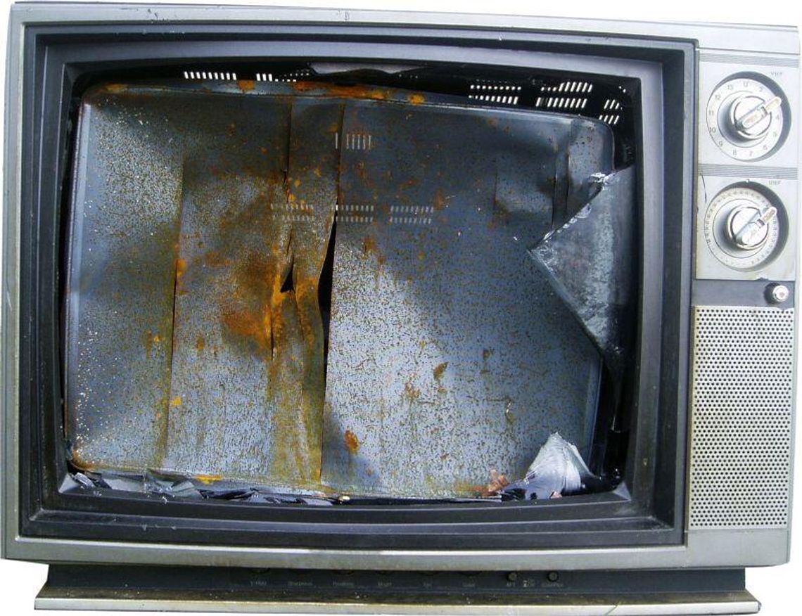 Wyrzucił telewizor przez okno z czwartego piętra. \"Bo źle odbierał\"