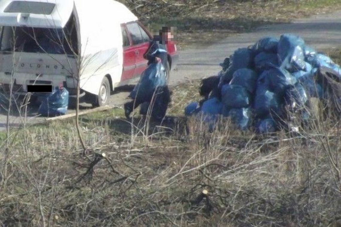 Wyrzucił worki ze śmieciami z samochodu w biały dzień (zdjęcia) Wyrzucił worki ze śmieciami z samochodu w biały dzień (zdjęcia)