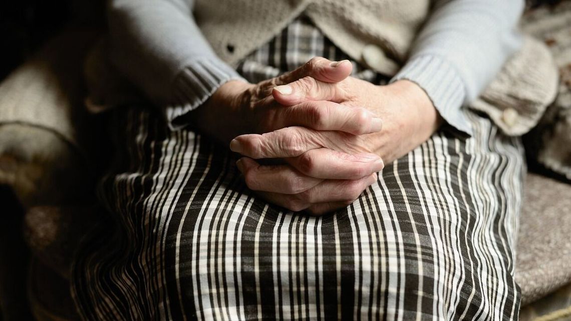 Wyrzuciła pieniądze przez okno. Myślała, że pomaga synowi