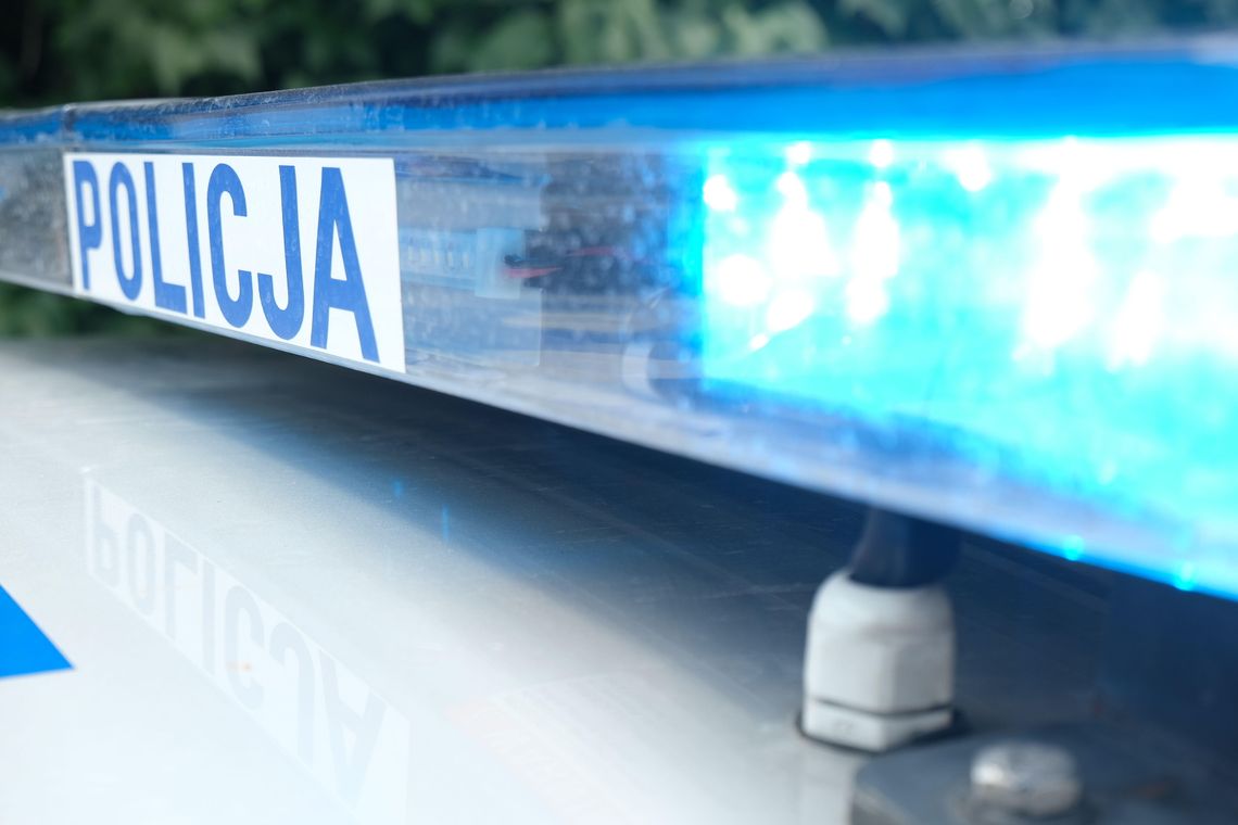 Wyrzuciła reklamówkę z pieniędzmi przez okno. Namówił ją „policjant”