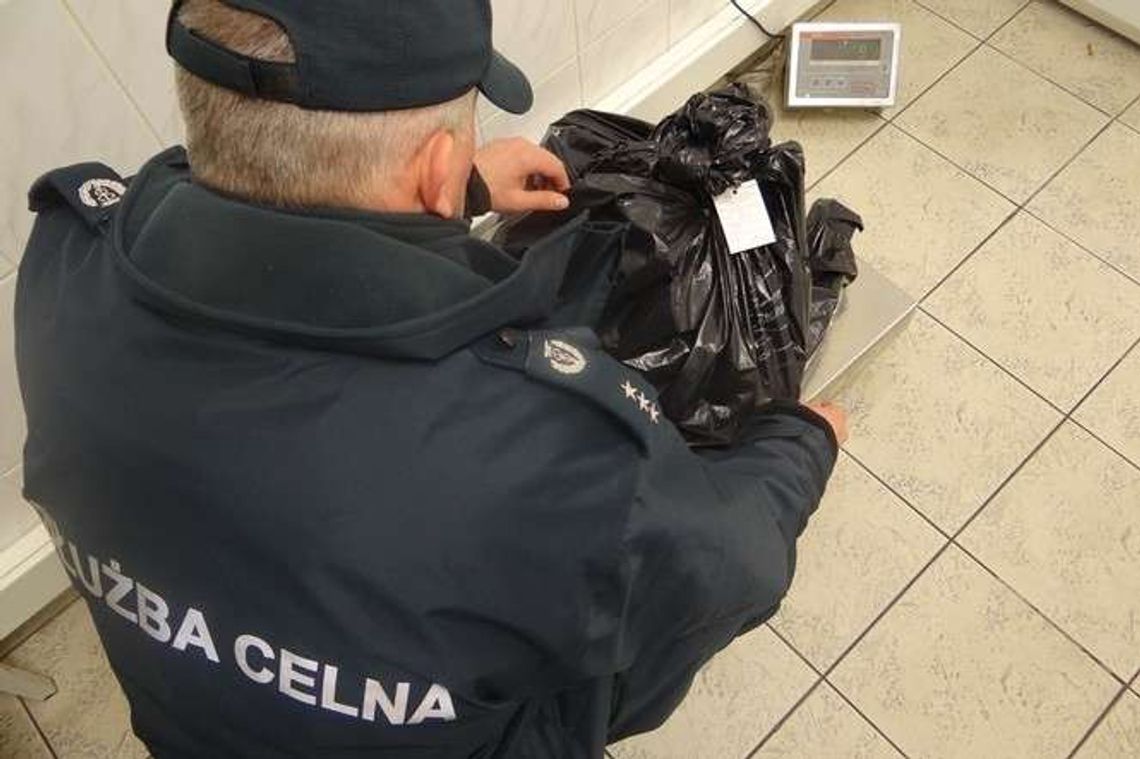 Wyrzucili 40 ton kanapek, wędlin i konserw. Bo nie można wwozić