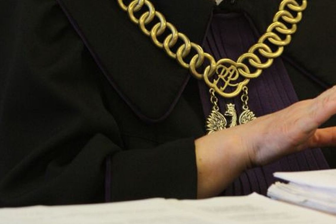 Wyrzucili sędzię z pracy za SMS-y