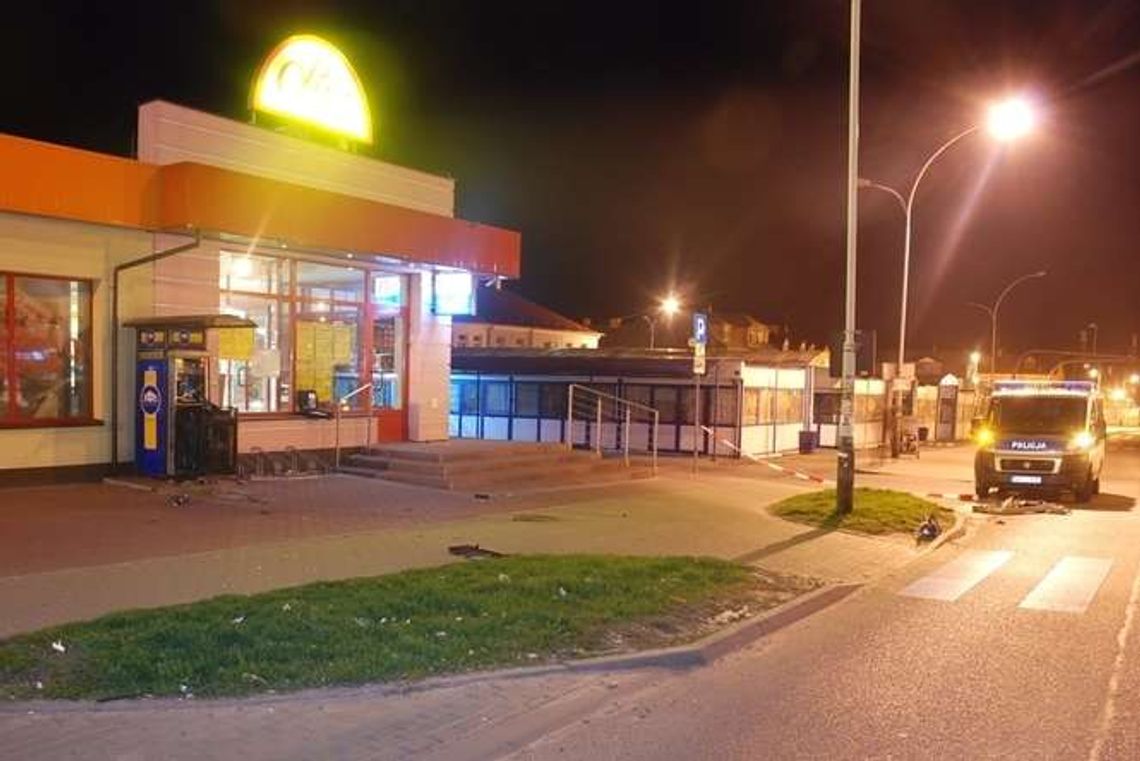 Wysadzili bankomat, w trakcie ucieczki spalili samochód (zdjęcia) Wysadzili bankomat, w trakcie ucieczki spalili samochód (zdjęcia)