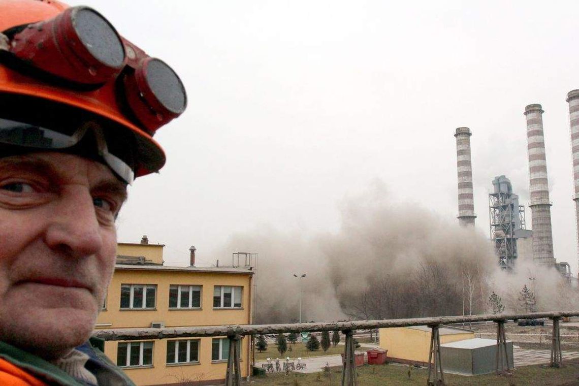 Wysadzili komin. 11 kilogramów dynamitu powaliło 1400 ton betonu