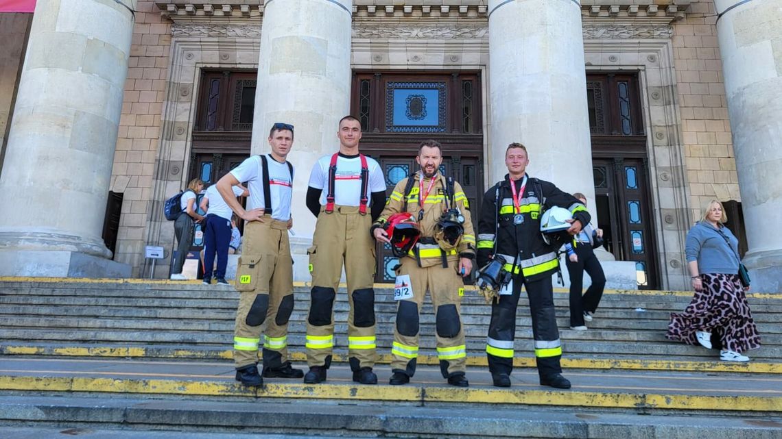 Wyścigi po schodach... Pałacu Kultury i Nauki. Lubelscy strażacy w czołówce