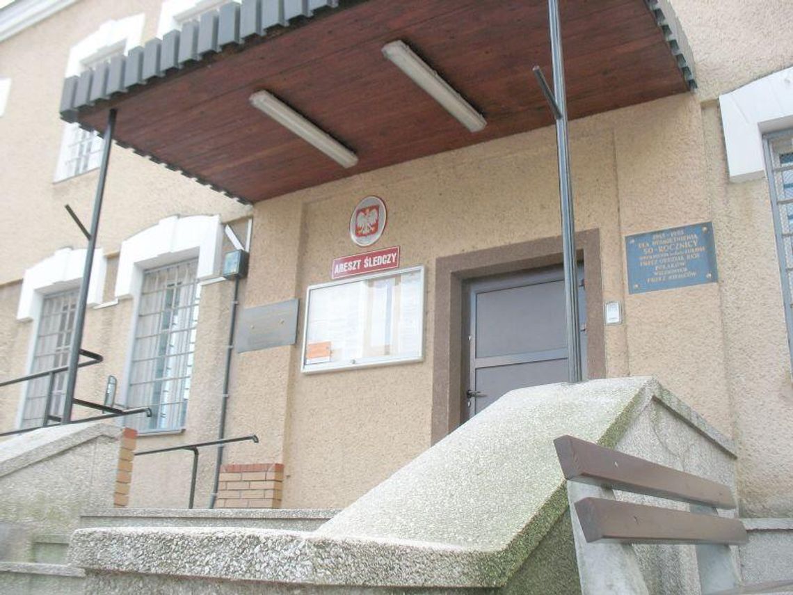 Wysikał się w krzakach. Siedział w areszcie o trzy dni za długo Wysikał się w krzakach. Siedział w areszcie o trzy dni za długo