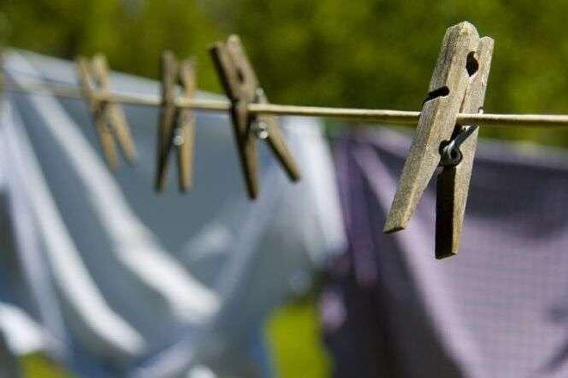 Wyskoczył z bloku, sznurki do prania uratowały mu życie. Wpadł do sąsiadów Wyskoczył z bloku, sznurki do prania uratowały mu życie. Wpadł do sąsiadów