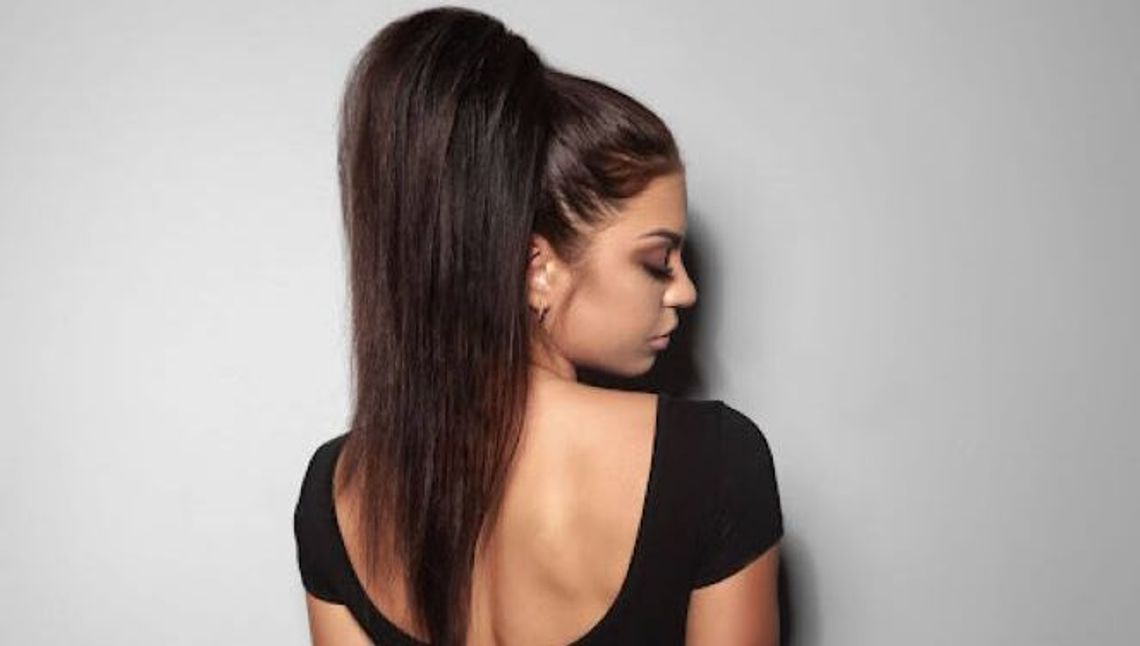 Wysoki kucyk na wesele - pomysł na prostą i elegancką fryzurę