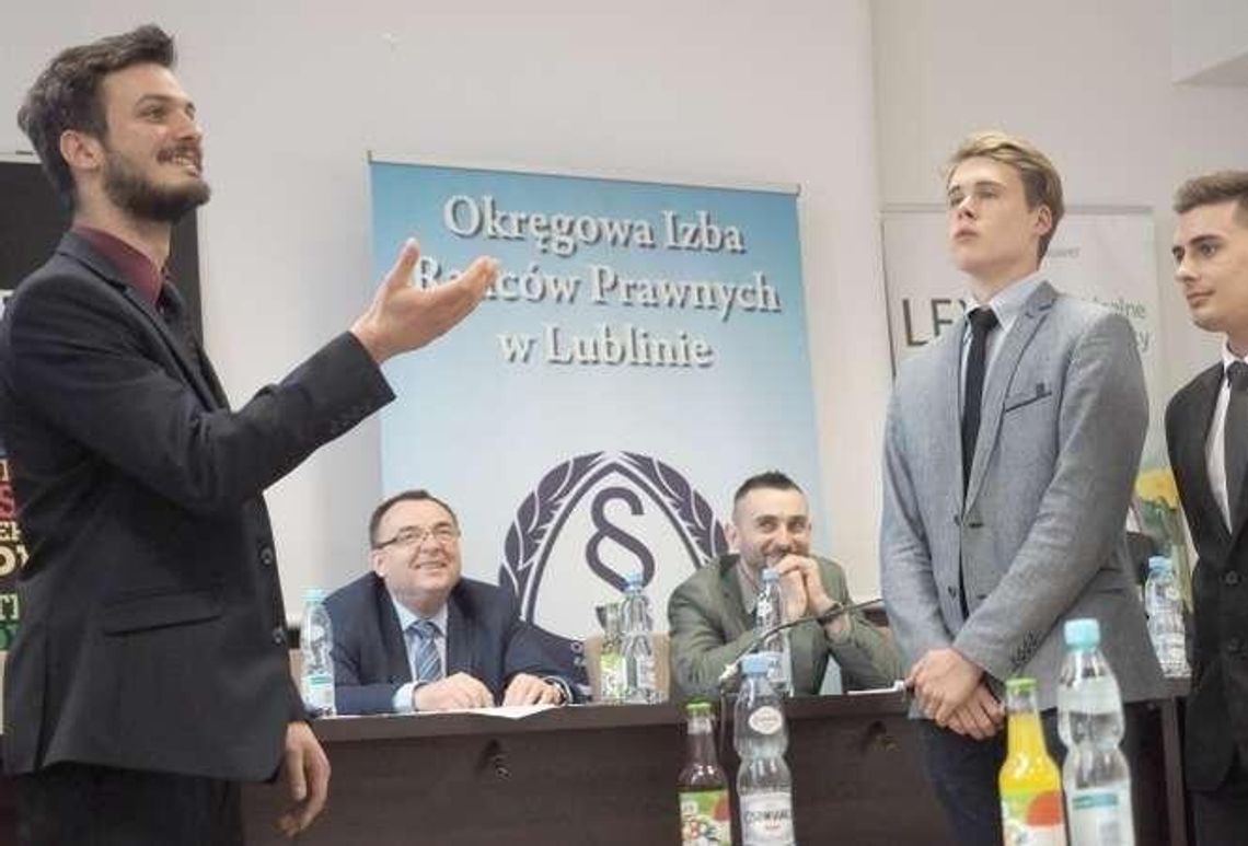 Wysoki sąd, który chodzi do szkoły 