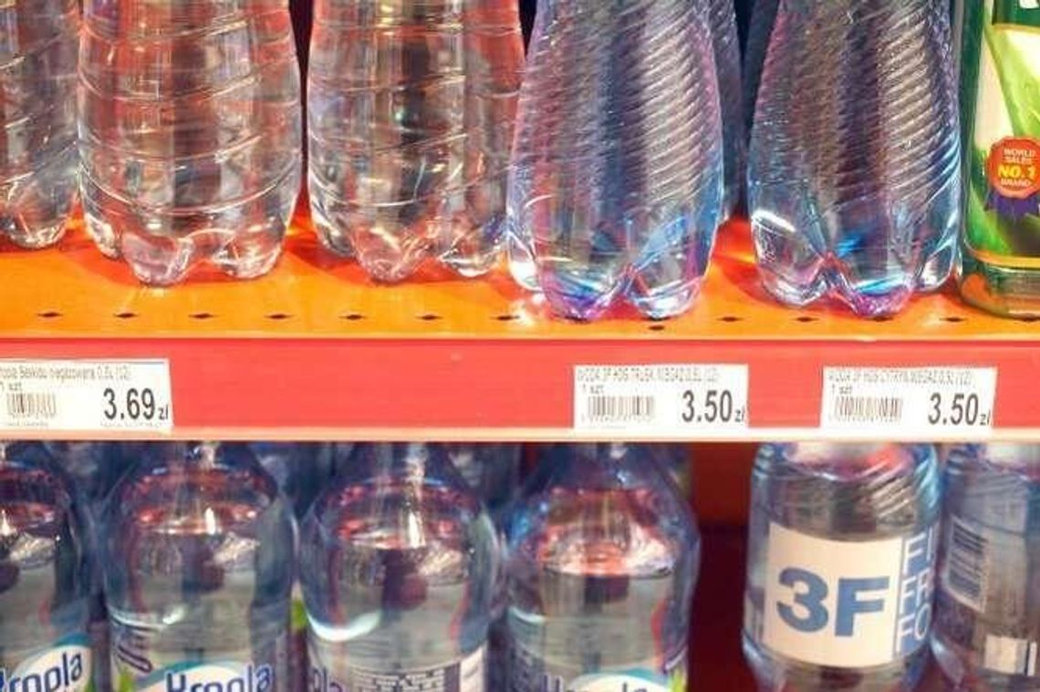 Wysokie ceny wody na lotniskach. UOKiK pisze do portów lotniczych: Zmowa sprzedawców?