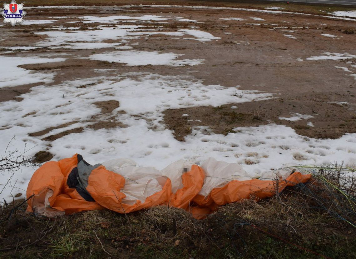 Wystartował paralotnią i po chwili spadł. Policja bada przyczyny wypadku paralotnia na śniegu