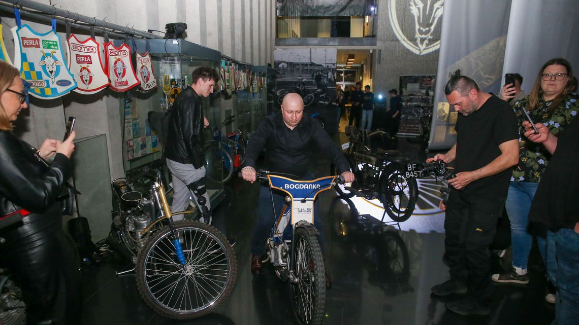 Wystawa 100 lat żużla już otwarta. Co można zobaczyć?