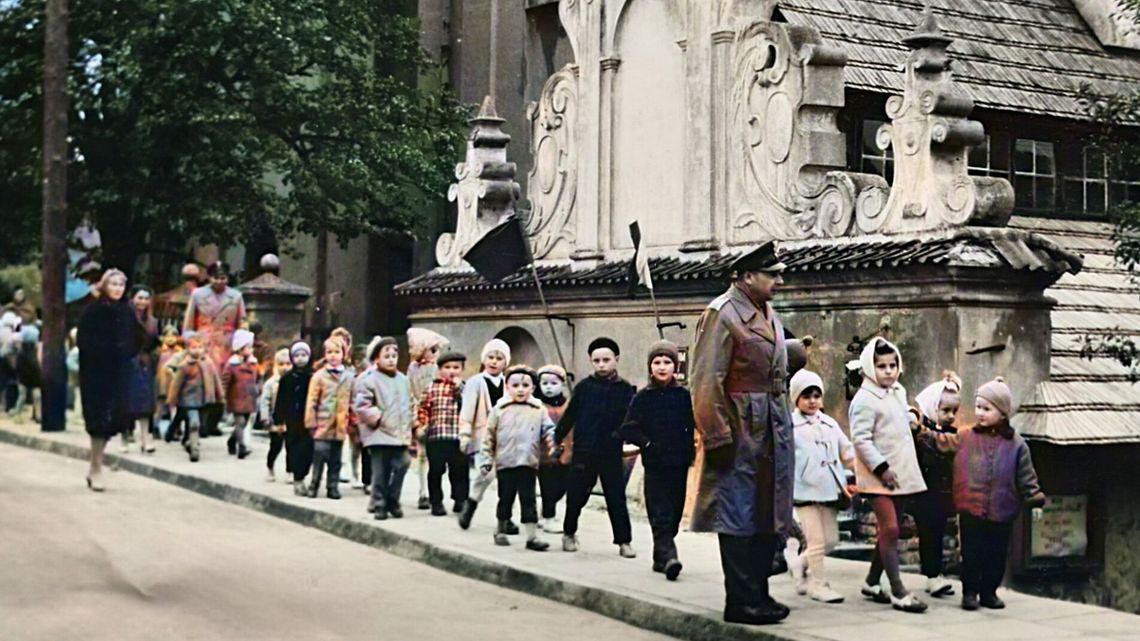 Wystawa "Dzieci Kazimierza - zdjęcia z przedszkolnej kroniki"