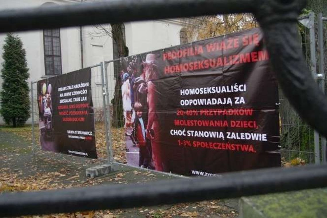 Wystawa „Stop dewiacji” zniknęła sprzed kościoła. Proboszcz: Obawiałem się o bezpieczeństwo ludzi Wystawa „Stop dewiacji” zniknęła sprzed kościoła. Proboszcz: Obawiałem się o bezpieczeństwo ludzi