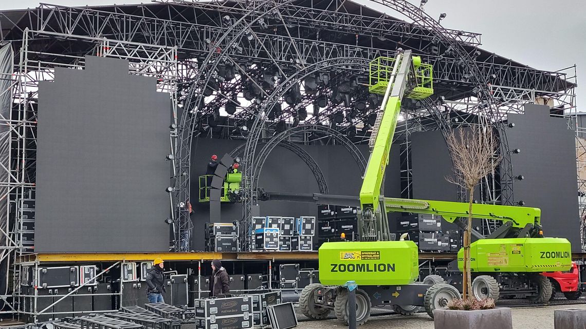 Wystrzałowy Sylwester z TV Republika w Chełmie. Na rynku rośnie scena Wystrzałowy Sylwester z TV Republika w Chełmie. Na rynku rośnie scena