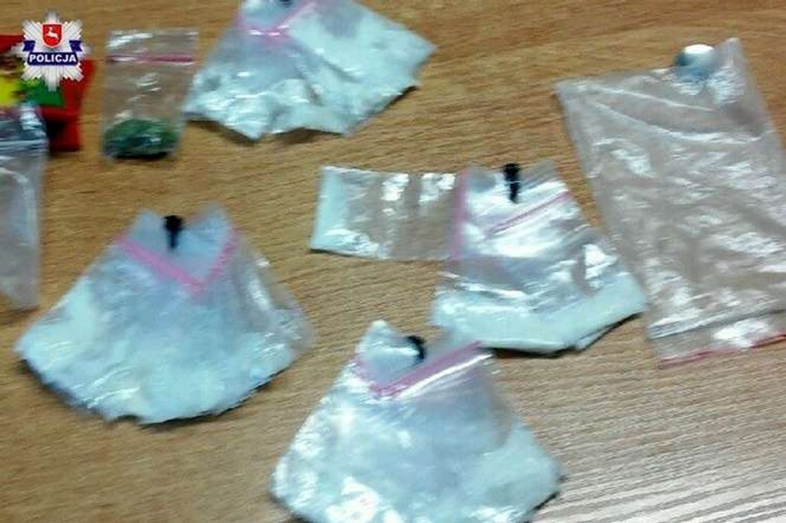 Wysypała biały proszek na stół. Właściciel lokalu wezwał policję