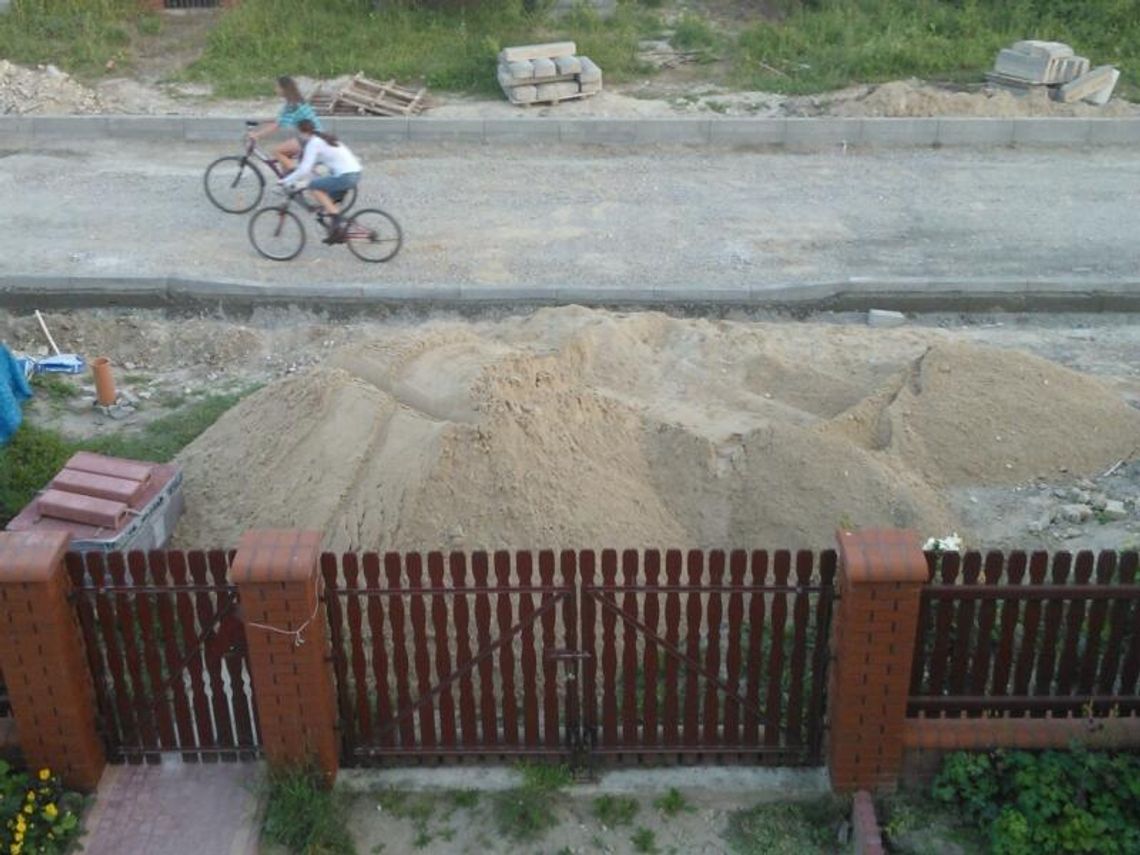 Wysypali mu piach przed domem, bo budują drogę Wysypali mu piach przed domem, bo budują drogę
