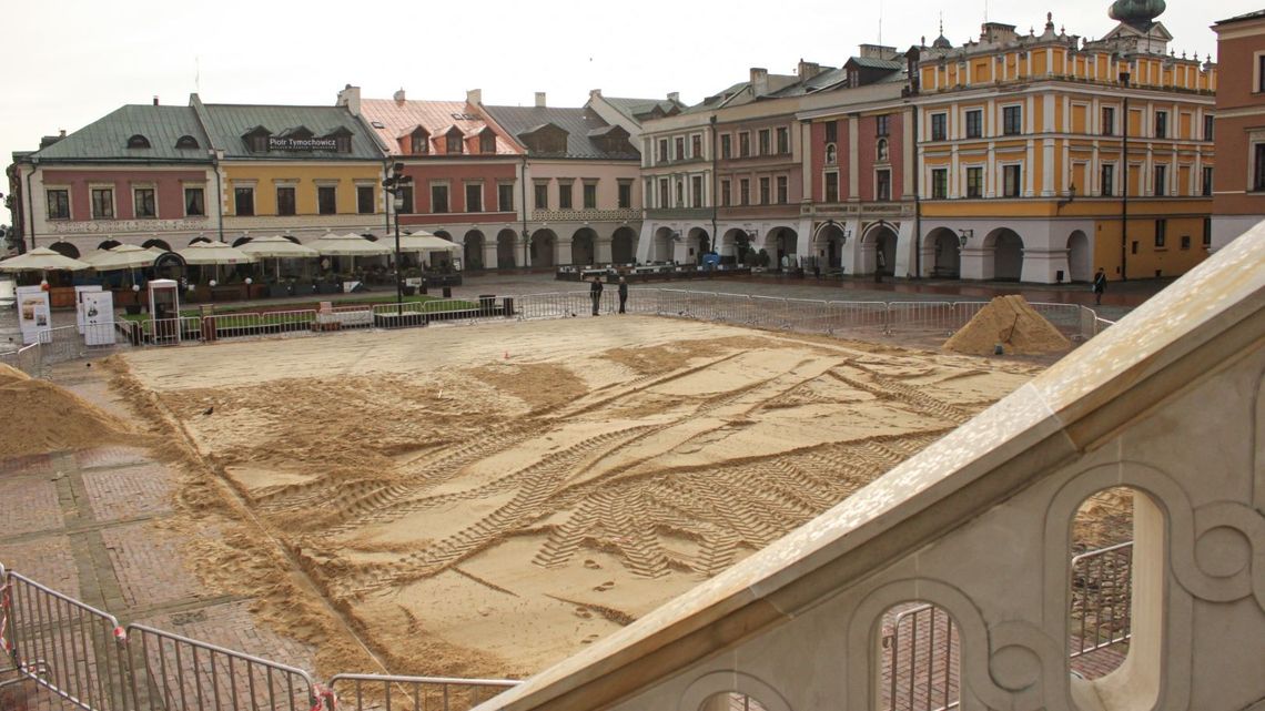 Wysypali tony piasku na rynku w Zamościu [zdjęcia]