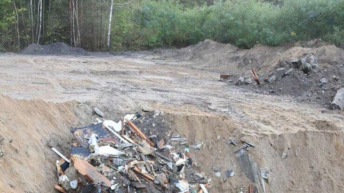 Wysypywał niebezpieczne odpady pod lasem. 50-latkowi grozi 10 lat więzienia Wysypywał niebezpieczne odpady pod lasem. 50-latkowi grozi 10 lat więzienia