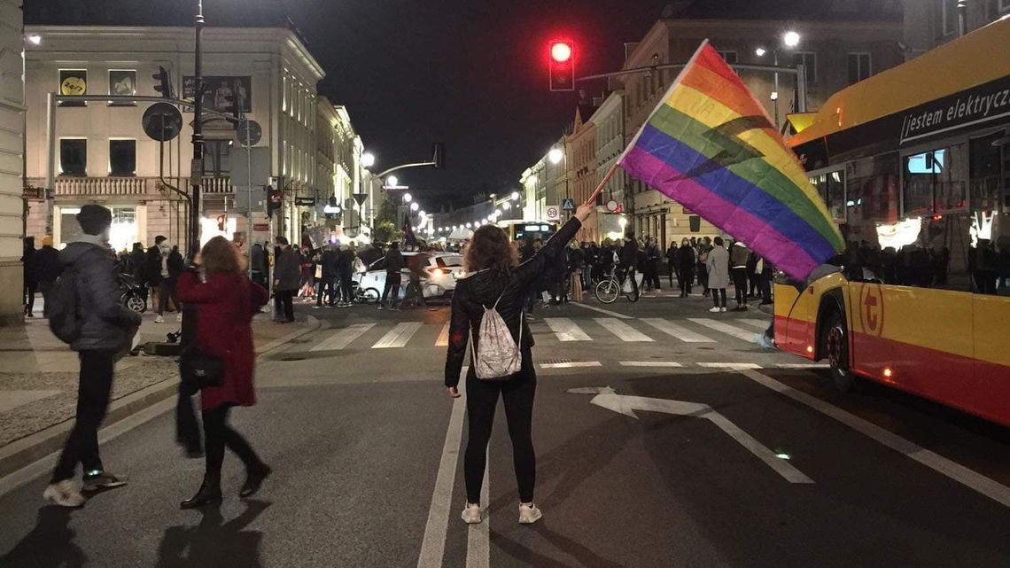 Wyszła z tęczową flagą na ulicę. Uratował ją tylko gaz pieprzowy