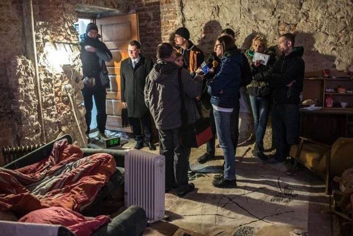 "Wyszłam z mieszkania, jak wróciłam robotnicy skuwali ściany". Dramat rodziny z dzieckiem trwa