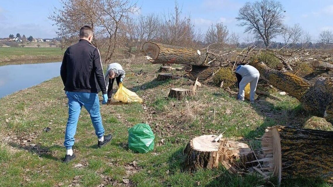 Wyszli zza krat, poszli nad rzekę. I wreszcie zrobiło się czysto Wyszli zza krat, poszli nad rzekę. I wreszcie zrobiło się czysto