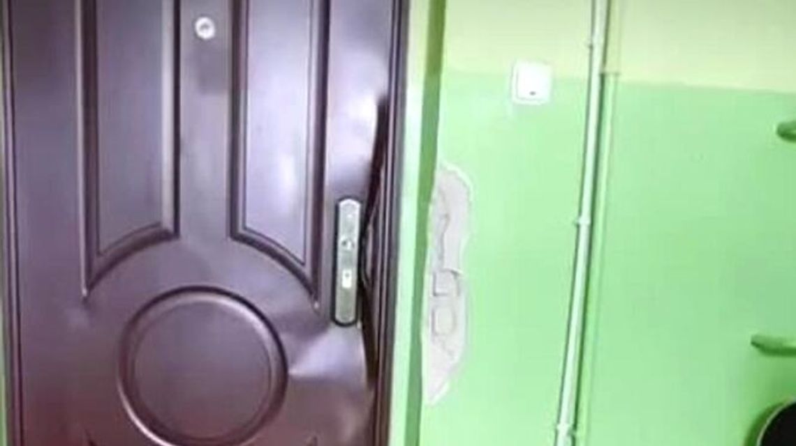 Wyważyli drzwi w mieszkaniu. Były policjant nie chciał dmuchać w alkomat