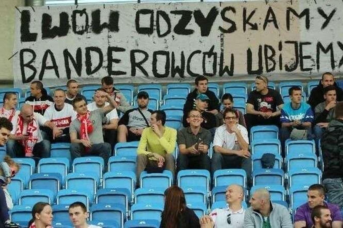 Wywiesili transparent podczas meczu. Odpowiedzą za nawoływanie do nienawiści Wywiesili transparent podczas meczu. Odpowiedzą za nawoływanie do nienawiści