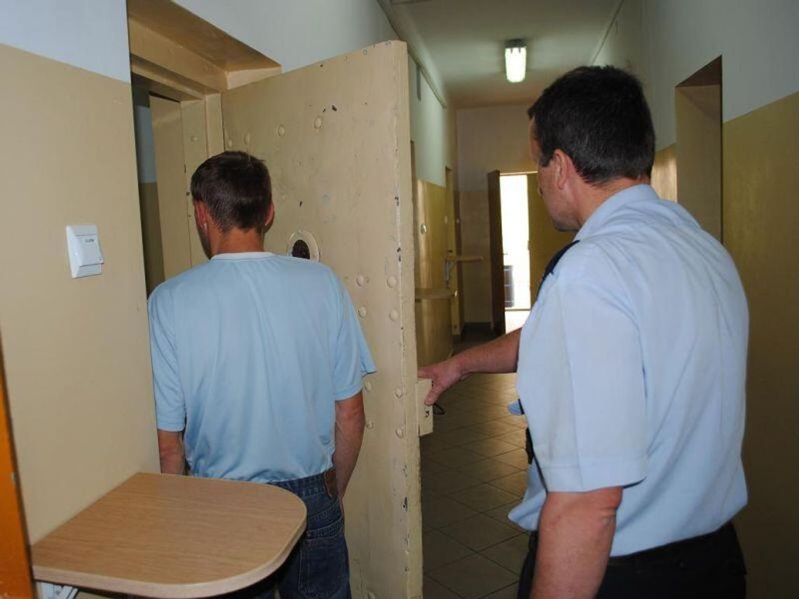 Wywieźli 26-latka do lasu i puścili nago. Bo plotkował o szefowej