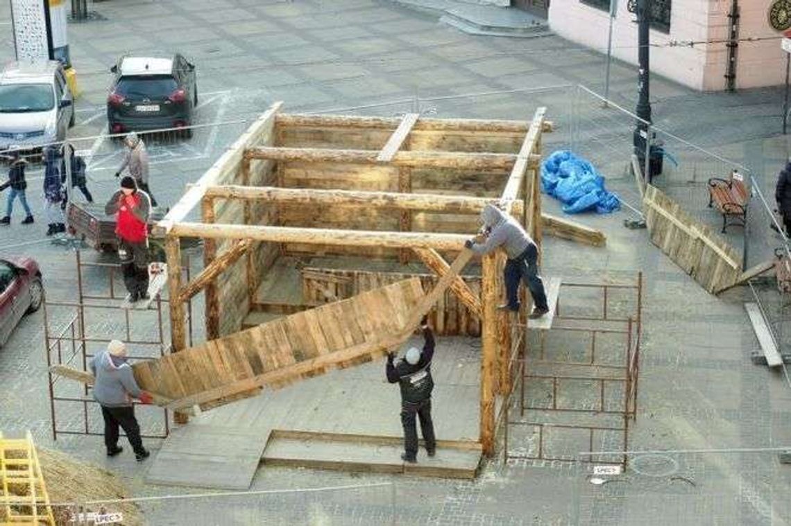 Wywieźli szopkę sprzed Ratusza i zdjęli dekoracje [zdjęcia]