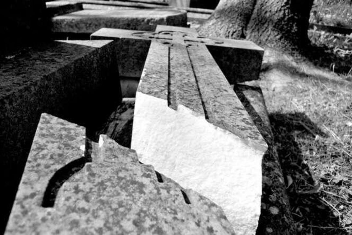 Wywrócił krzyże, zniszczył witraż, pomazał kościół. Kary nie będzie. Był niepoczytalny