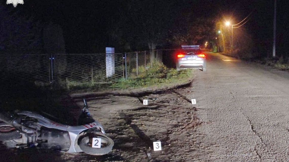 Wywrócili się na skuterze. Kierowca bez kasku zginął, pasażer w ciężkim stanie w szpitalu