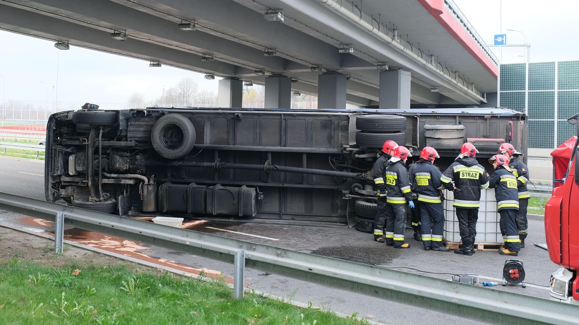 Wywrócona ciężarówka na jezdni. Zablokowany wjazd do Lublina od strony Warszawy [zdjęcia]