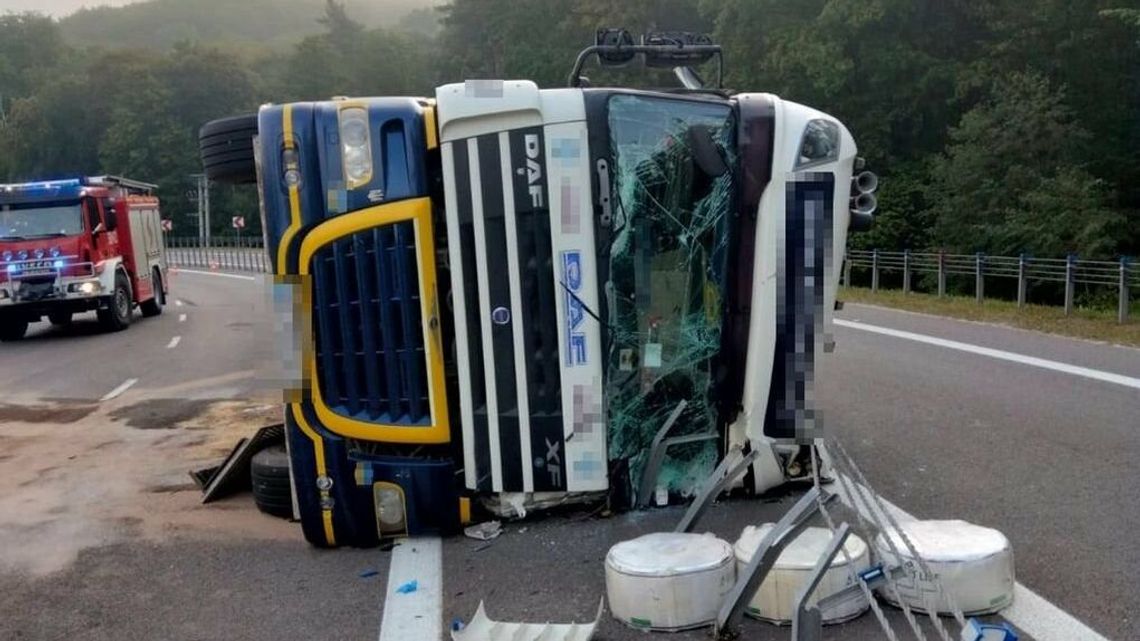 Wywrócony tir na DK17 a w kabinie pijany kierowca