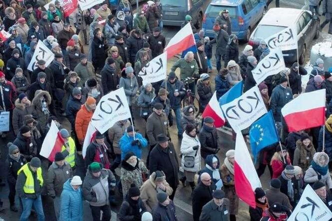 Wyzwiska, obelgi i anonimowe listy do KOD-owców. "Sąsiad splunął mi pod nogi"