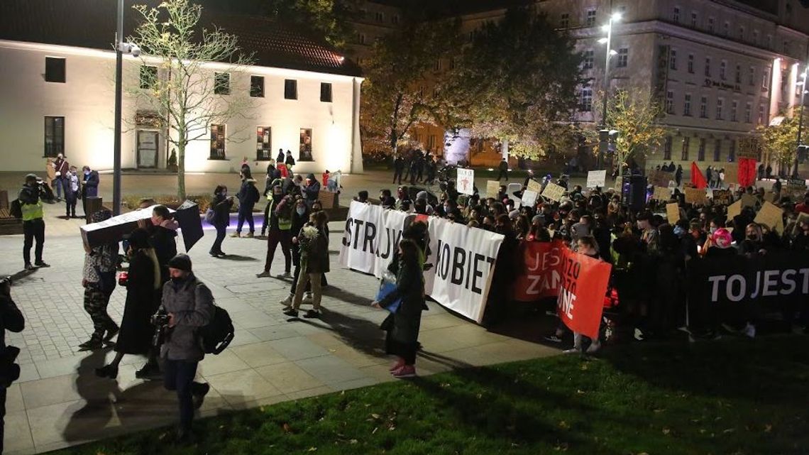 Wzrost zakażeń koronawirusem. Czy to przez protesty na ulicach?
