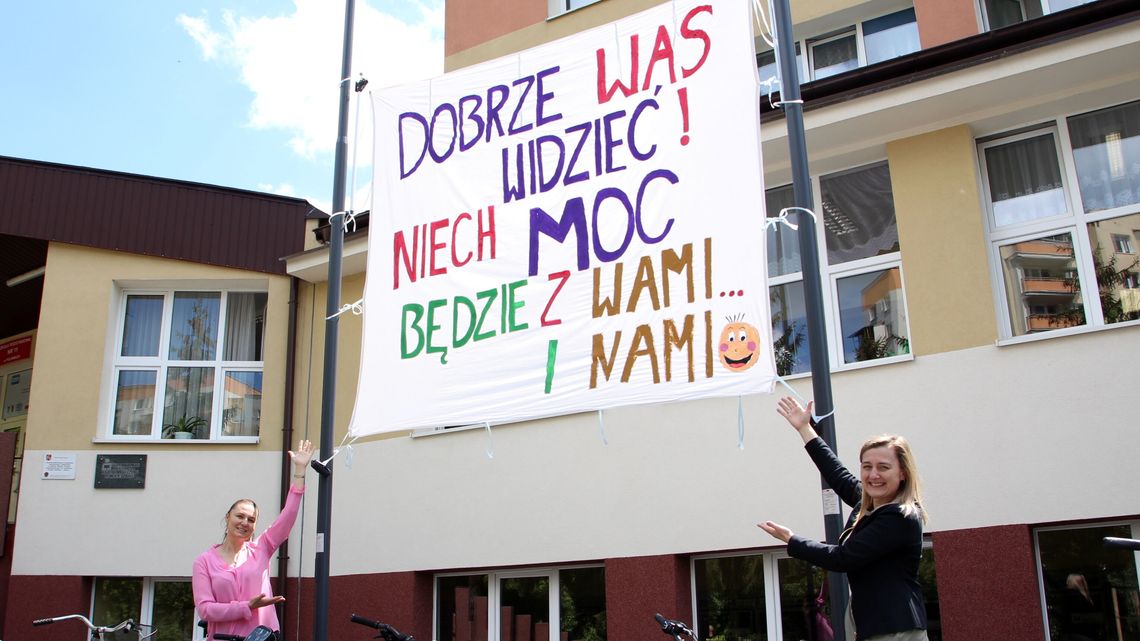 Wzruszające przyjęcie uczniów. Szkoła wywiesiła specjalny baner