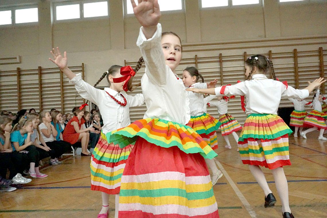 XII Przegląd Szkolnych Zespołów Tanecznych: Uczniowie na parkiecie (zdjęcia)