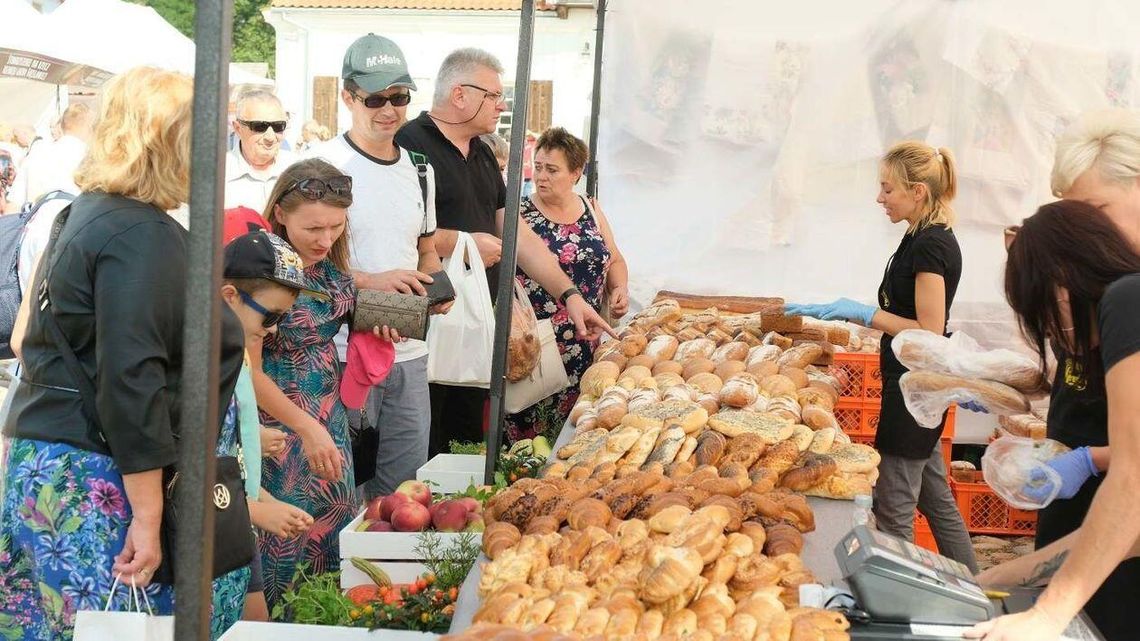 XXII Lubelskie Święto Chleba w skansenie. Chętnych na świeże pieczywo nie brakuje [zdjęcia]