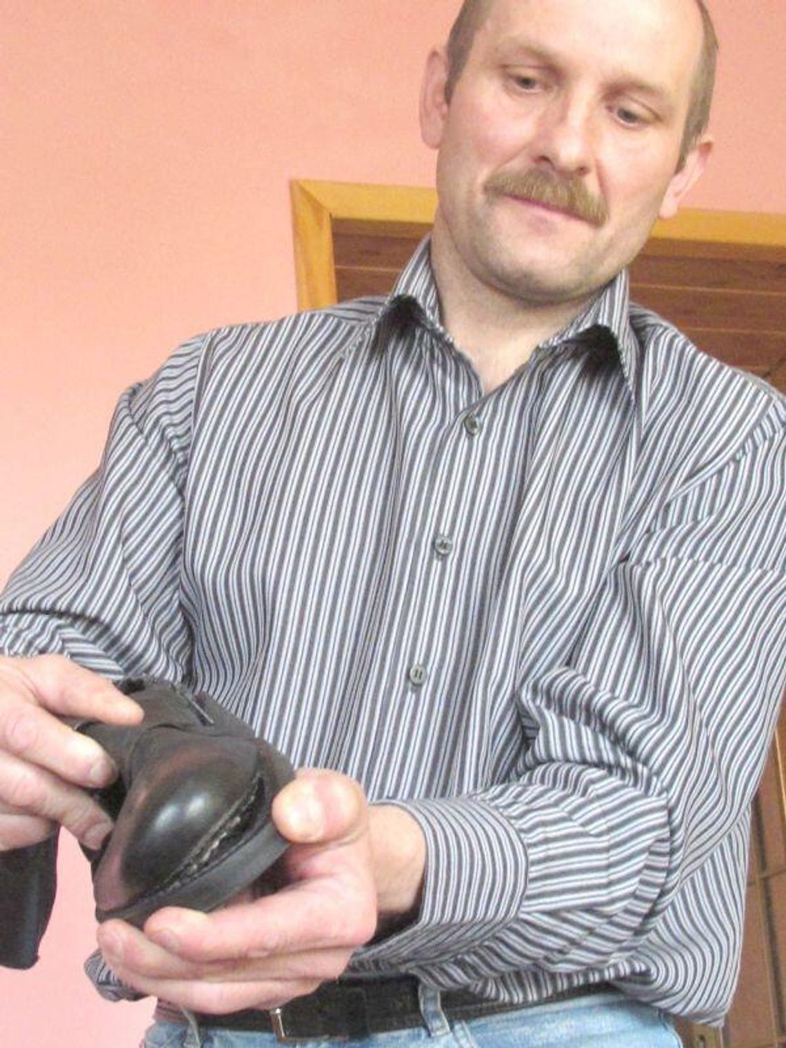 Z butami poszedł do sądu