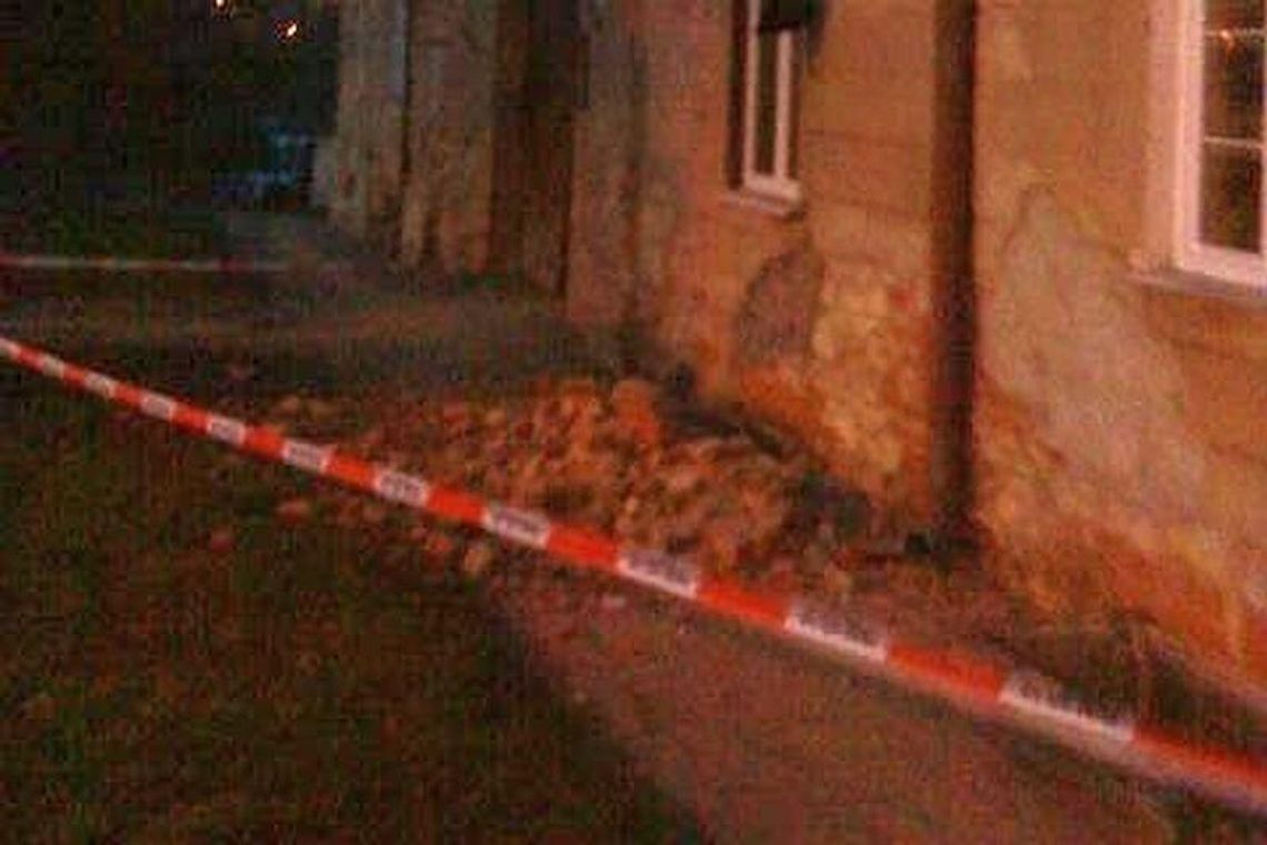 Z dawnej karczmy odpadł wielki kawałek gzymsu Z dawnej karczmy odpadł wielki kawałek gzymsu