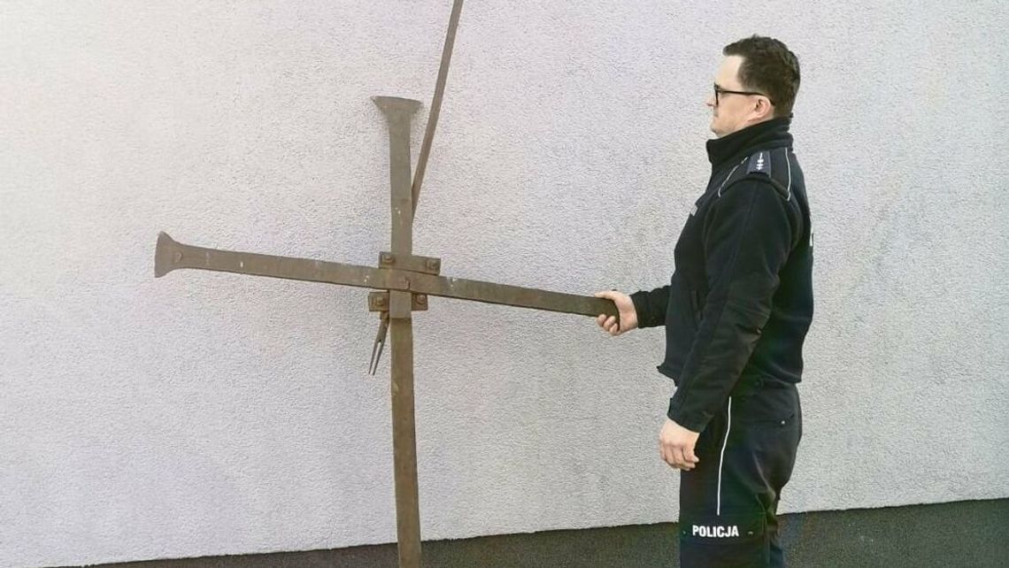 Z dwumetrowym krzyżem na rowerze. Ukradł i nie chciał oddać