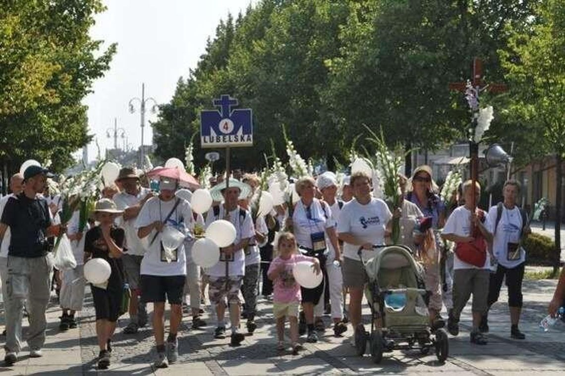 Z dziećmi na pielgrzymkę do Częstochowy: "Wszyscy chcieli pomagać w pchaniu wózków" Z dziećmi na pielgrzymkę do Częstochowy: "Wszyscy chcieli pomagać w pchaniu wózków"