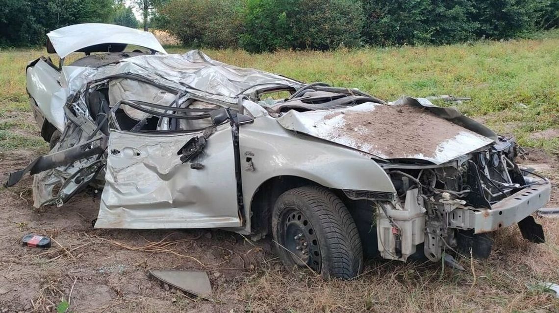 Z impetem uderzył w drzewo. Kierowca zginął na miejscu Z impetem uderzył w drzewo. Kierowca zginął na miejscu