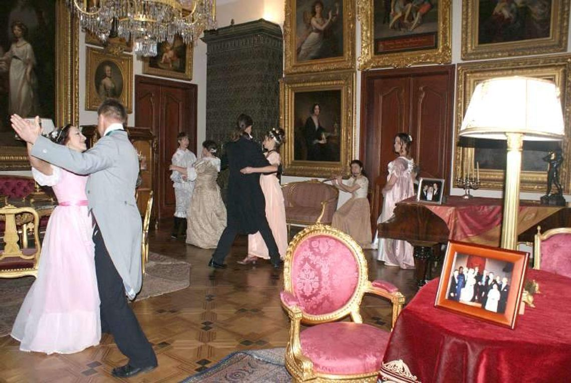 Z Indii do Kozłówki. Ekipa filmowa przyjeżdża do muzeum