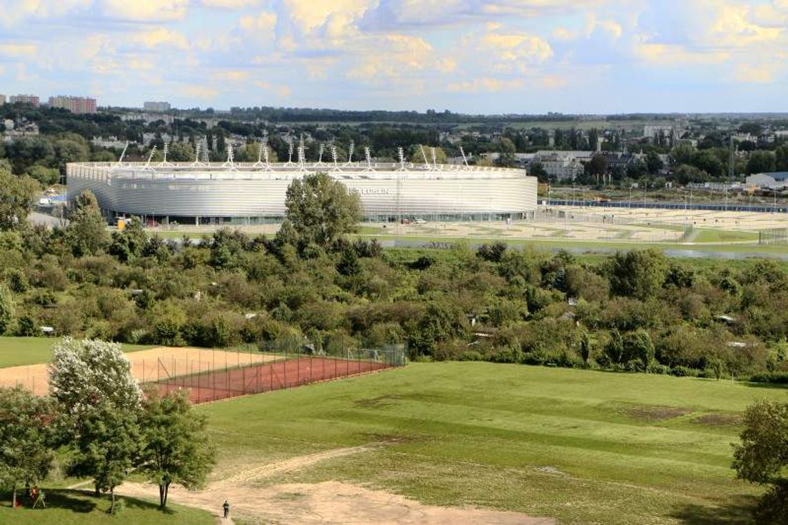 Z kanapkami na mecz. Nie ma jeszcze sprzętu dla gastronomii na stadionie Z kanapkami na mecz. Nie ma jeszcze sprzętu dla gastronomii na stadionie