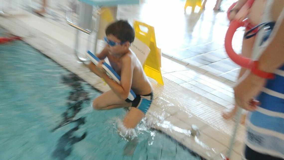 Z kartą „Rodzina Trzy Plus” basen za darmo, ale najpierw do... kolejki