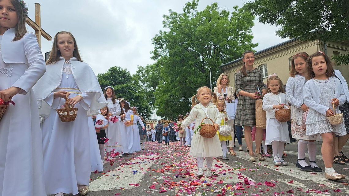 Z Katedry na Rynek Wielki. Procesja Bożego Ciała w Zamościu